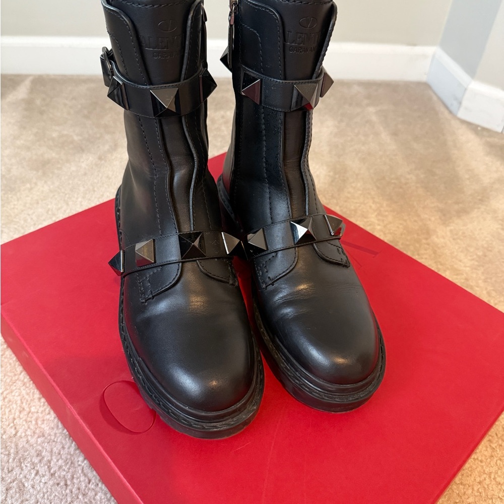 Valentino Garavani Black Leather Rockstud Lug Boots - Picture 3 of 7